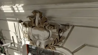 3 Maja 5 detal architektoniczno-sztukatorski podczas uzupełniania.