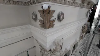 3 Maja 5 wyprowadzanie gzymsów i uzupełnianie tynków.