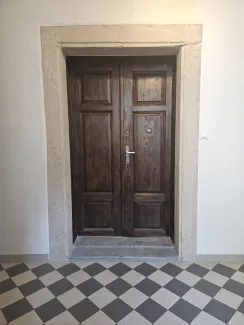 Ratuszowa 2, drzwi płycinowe w portalu kamiennym po konserwacji.