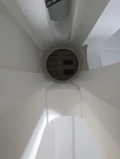 Ratuszowa 2, "latarnia" klatki schodowej po remoncie.