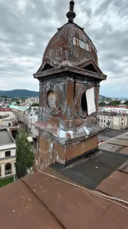 3 Maja 5 widok stanu sygnaturki na dachu przed remontem.