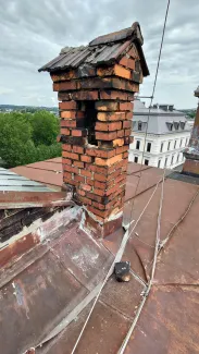 3 Maja 5 widok stanu komina na dachu przed remontem.