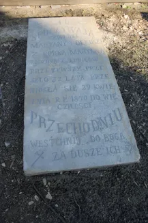 Kościół pw. św. Barbary nagrobek przy drodze procesyjnej po renowacji.