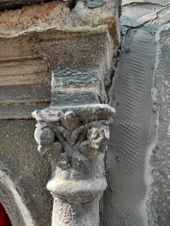 3 Maja 17 stan degradacji detalu sztukatorskiego.