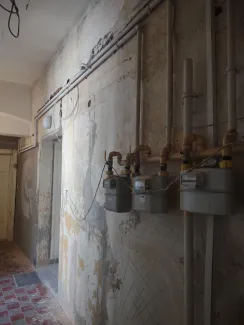 Ratuszowa 2 - wnętrze, korytarz komuniakacyjny przed remontem.