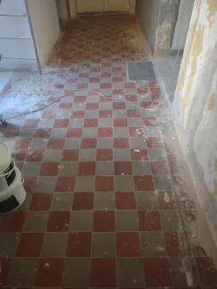 Ratuszowa 2 - wnętrze, korytarz komuniakacyjny przed remontem.