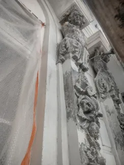 Ratuszowa 2 detal sztukatorski elewacji podczas czyszczenia.