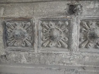 Ratuszowa 2 detal sztukatorski elewacji podczas czyszczenia.