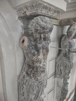 Ratuszowa 2 detal sztukatorski elewacji podczas czyszczenia.