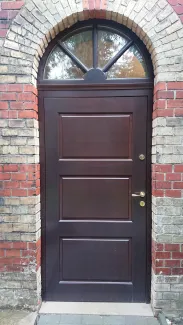 Synagoga cmentarna nowa stolarka drzwiowa.