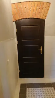 Synagoga cmentarna nowa stolarka drzwiowa z odczyszczonym nadprożem ceglanym.