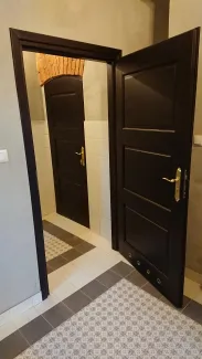 Synagoga cmentarna nowa stolarka drzwiowa zaplecza oraz posadzki.