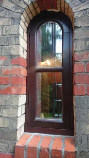 Synagoga cmentarna nowa stolarka okienna na zapleczu.