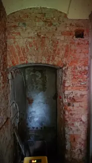 Synagoga cmentarna odsłonięcie nadproża i zrzucenie zawilgoconych tynków.