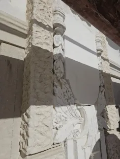 pl. św. Mikołaja 10 renowacja detalu sztukatorskiego.