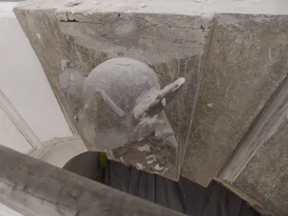 Cieszyńska 14 renowacja detalu sztukatorskiego na elewacji frontowej.