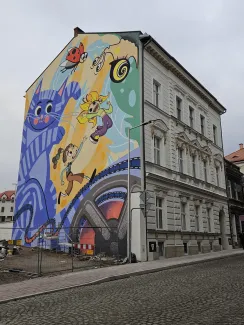 Cieszyńska 14 elewacja szczytowa po remoncie wraz z muralem.