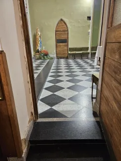 Kościół p.w. św. Małgorzaty po odtworzeniu posadzki stopnie do zakrystii.