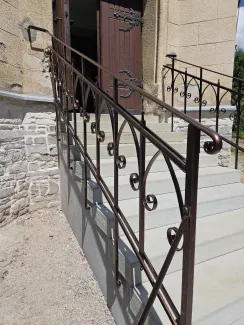 Kaplica na cmentarzu ewangelickim schody wejściowe po remoncie.