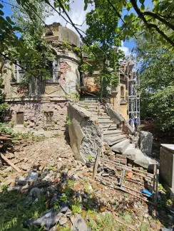 Cieszyńska 23a stan elewacji i schodów przed remontem.