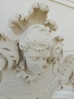 1 Maja 15 willa Karola Steffana detal sztukatorski w trakcie renowacji.