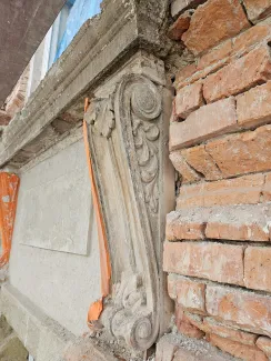 Krakowska 2 czyszczenie detalu sztukatorskiego i zrzucenie odparzonych tynków. 