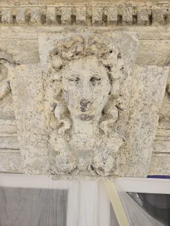 Cieszyńska 14 czyszczenie detalu sztukatorskiego na elewacji frontowej.