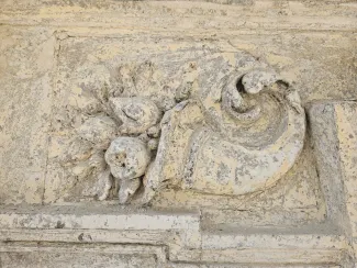 Cieszyńska 14 czyszczenie detalu sztukatorskiego na elewacji frontowej.