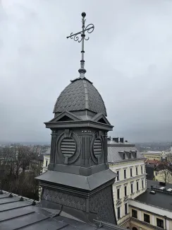 3 Maja 5 widok sygnaturki na dachu po remoncie.