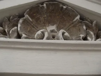 Cieszyńska 14 renowacja detalu sztukatorskiego na elewacji frontowej.