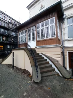 1 Maja 15 willa Karola Steffana ganek i schody po remoncie.