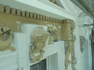 Cieszyńska 14 renowacja detalu sztukatorskiego na elewacji frontowej.