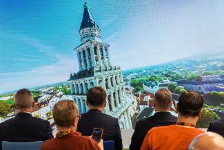 na zdjęciu osoby podczas konferencji