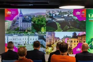 na zdjęciu osoby podczas konferencji