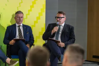 na zdjęciu osoby podczas konferencji
