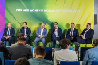 na zdjęciu osoby podczas konferencji