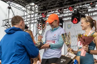 na zdjęciu osoby podczas biegu