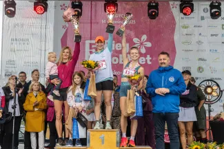 na zdjęciu osoby podczas biegu