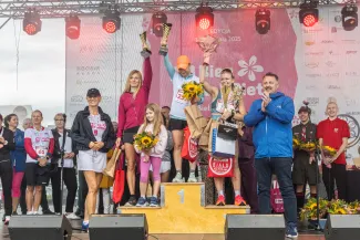 na zdjęciu osoby podczas biegu