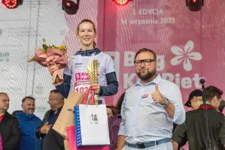 na zdjęciu osoby podczas biegu