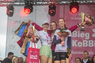 na zdjęciu osoby podczas biegu