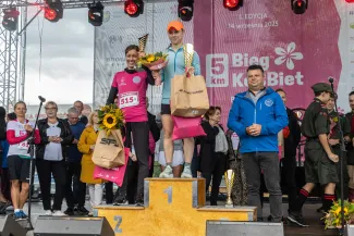 na zdjęciu osoby podczas biegu