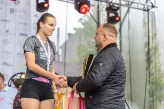 na zdjęciu osoby podczas biegu