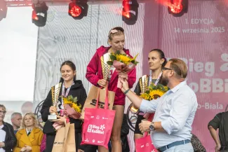 na zdjęciu osoby podczas biegu