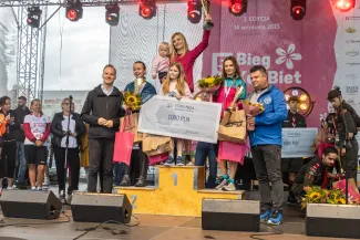 na zdjęciu osoby podczas biegu