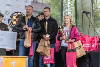 na zdjęciu osoby podczas biegu