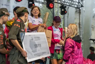 na zdjęciu osoby podczas biegu