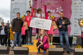 na zdjęciu osoby podczas biegu