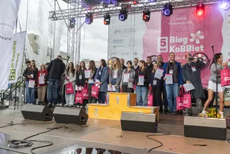 na zdjęciu osoby podczas biegu