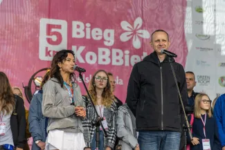 na zdjęciu osoby podczas biegu